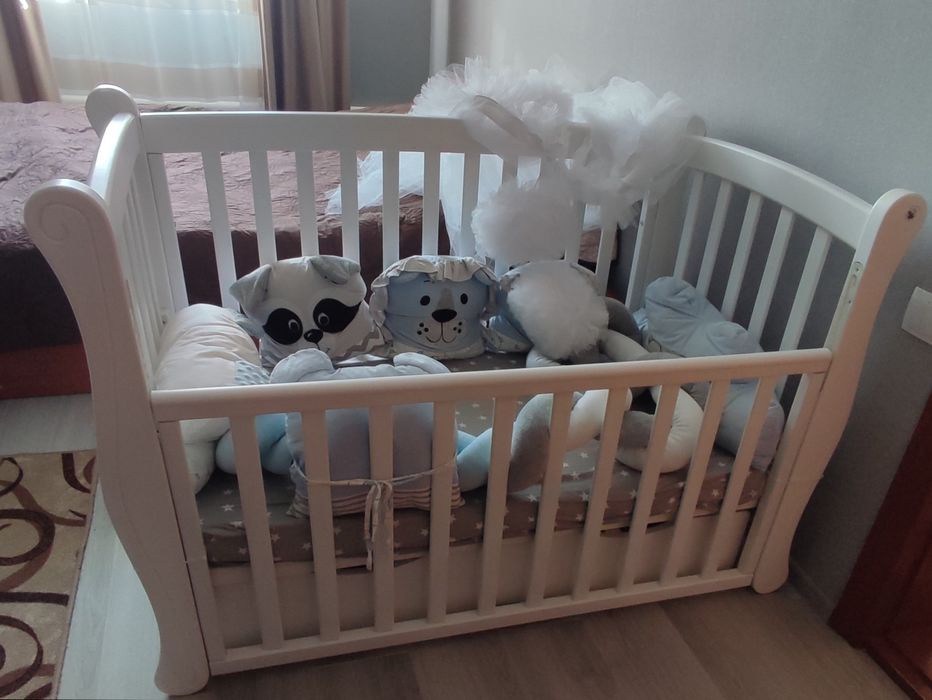 Дитяче ліжко  з матрасиком і подушками .

Термі