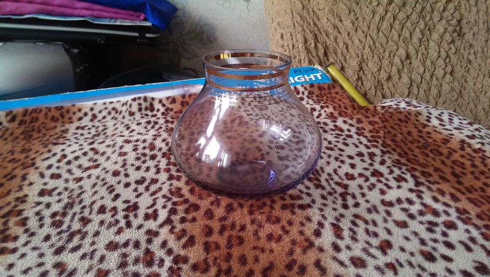 Винтажная ваза из цветного стекла с позолотой 1965 год сервантое хране