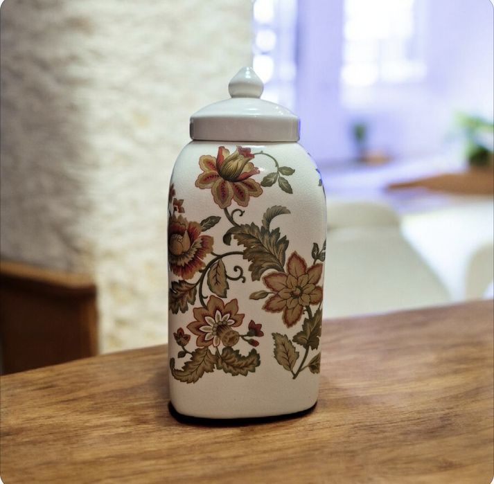 Piękna porcelanowy wazon z przykrywką