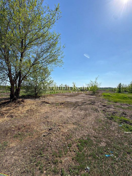 Продаж цілісного майнового комплексу загальною площею 3048 м² + ділянка 3.7 га. Колишній тракторний стан.