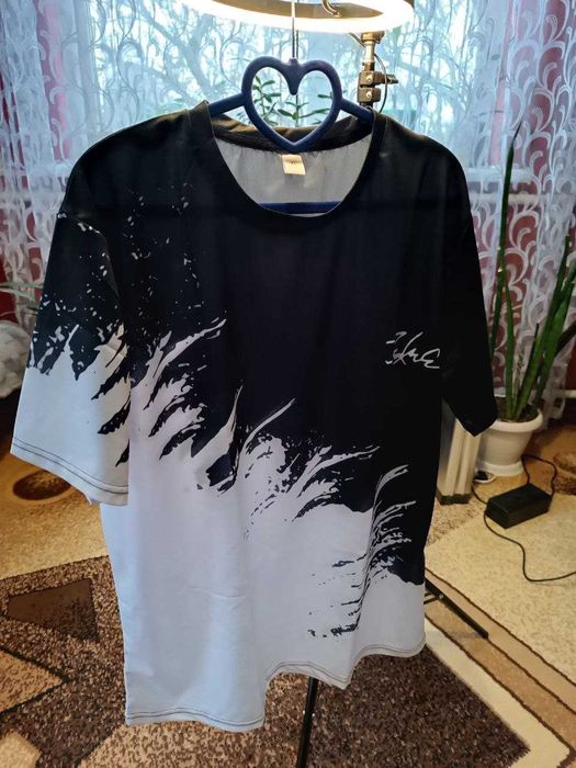 Футболка з абстрактним принтом