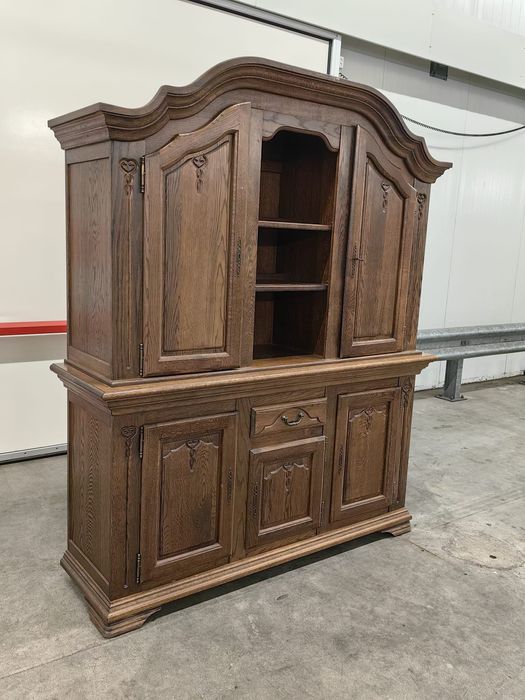 Kredens dębowy z kluczem