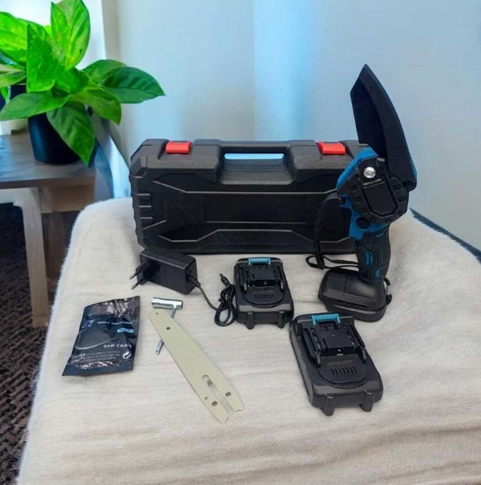 Акумуляторна пила по дереву в чемоданчику з двома акумами