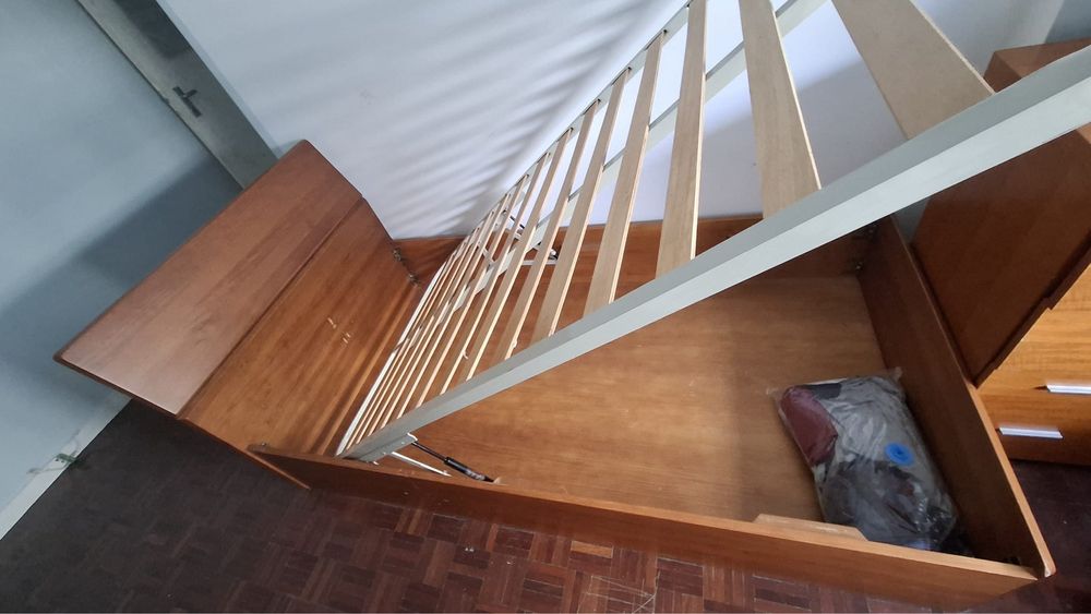 Cama de madeira com espaço de arrumação