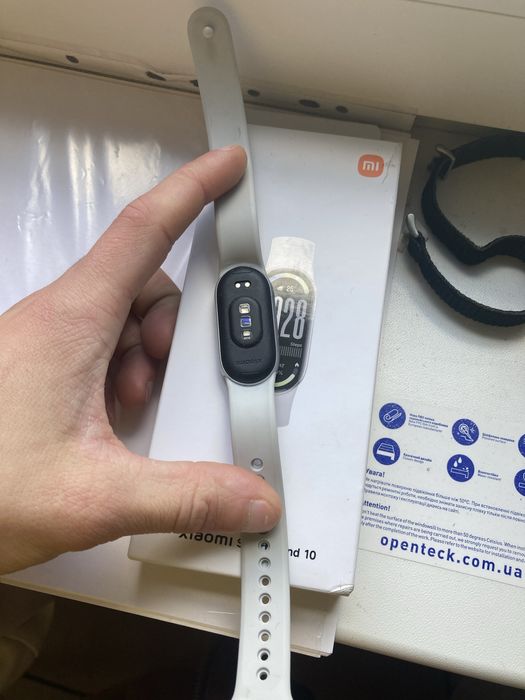 Продам годинник Mi band 10