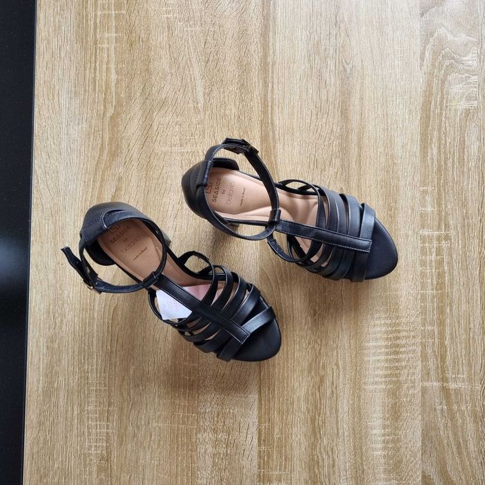 Sandálias Pretas Compensadas