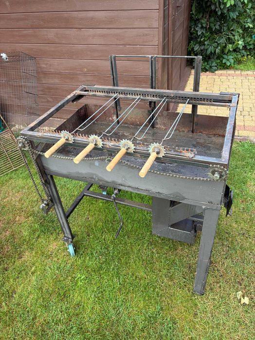 Grill z paleniskiem rakietowym oraz do szaszłyków