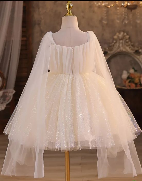 В наявності.Нове плаття на випускний до