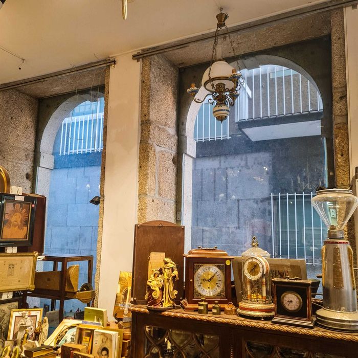 Candeeiro Teto Estilo Petróleo – 3 braços Louça de Viana pintada à mão