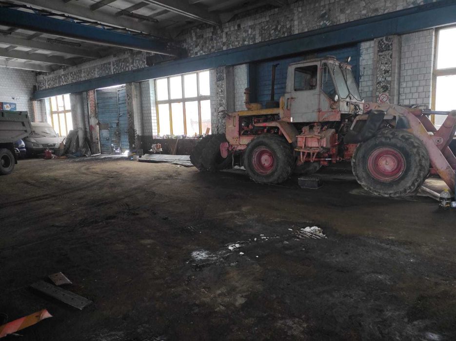 Гаражі з ямами та пункт технічного обслуговування машин