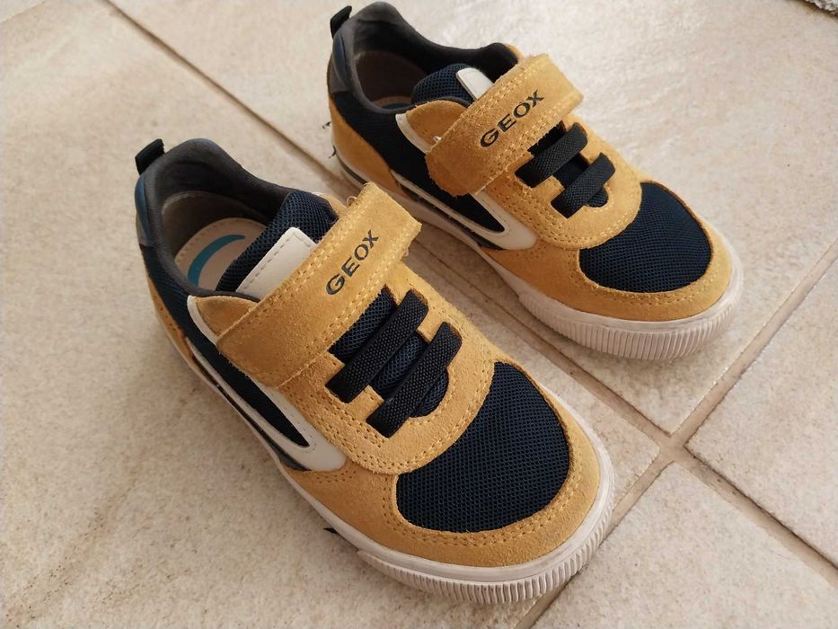 2 Pares de sapatilhas criança (tam. 26)