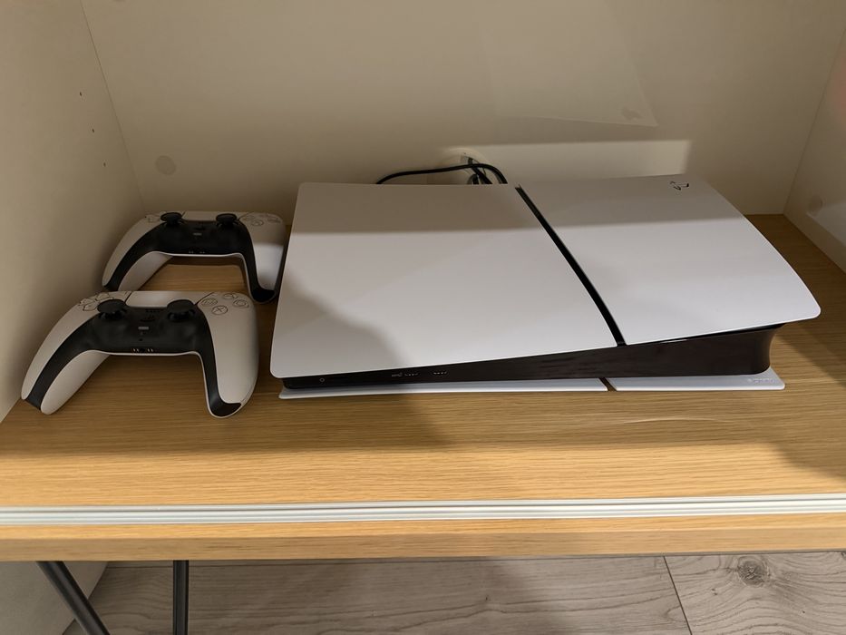 PS5 digital com 2 comandos