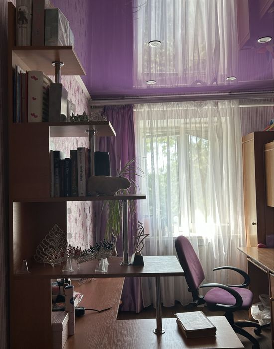 Туалетний стіл, дзеркало, полиці