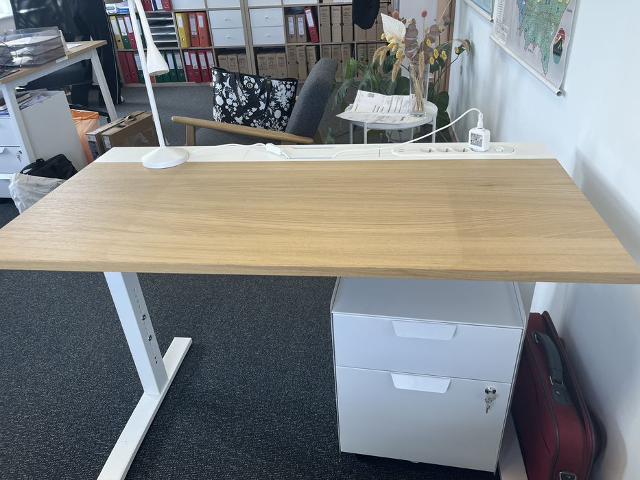 Ikea biurko i lampka