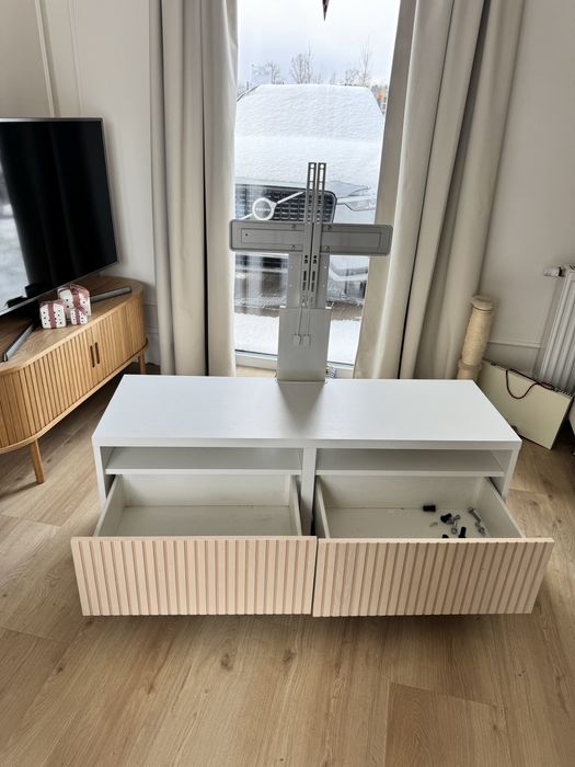 Szafka RTV ikea z uchwytem do TV