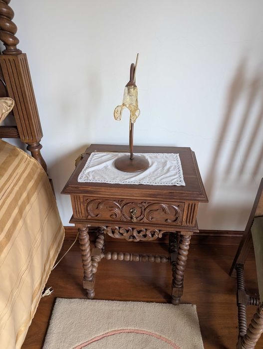 Móveis antigos - quarto completo com armário e cómoda
