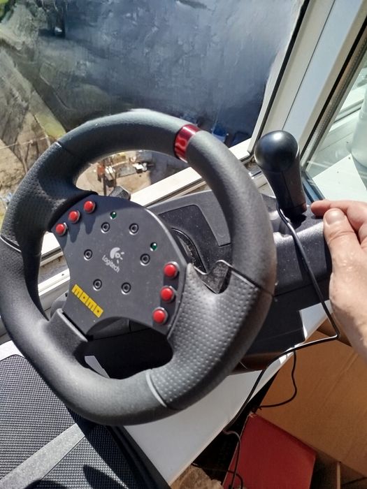Кермо Logitech momo racing