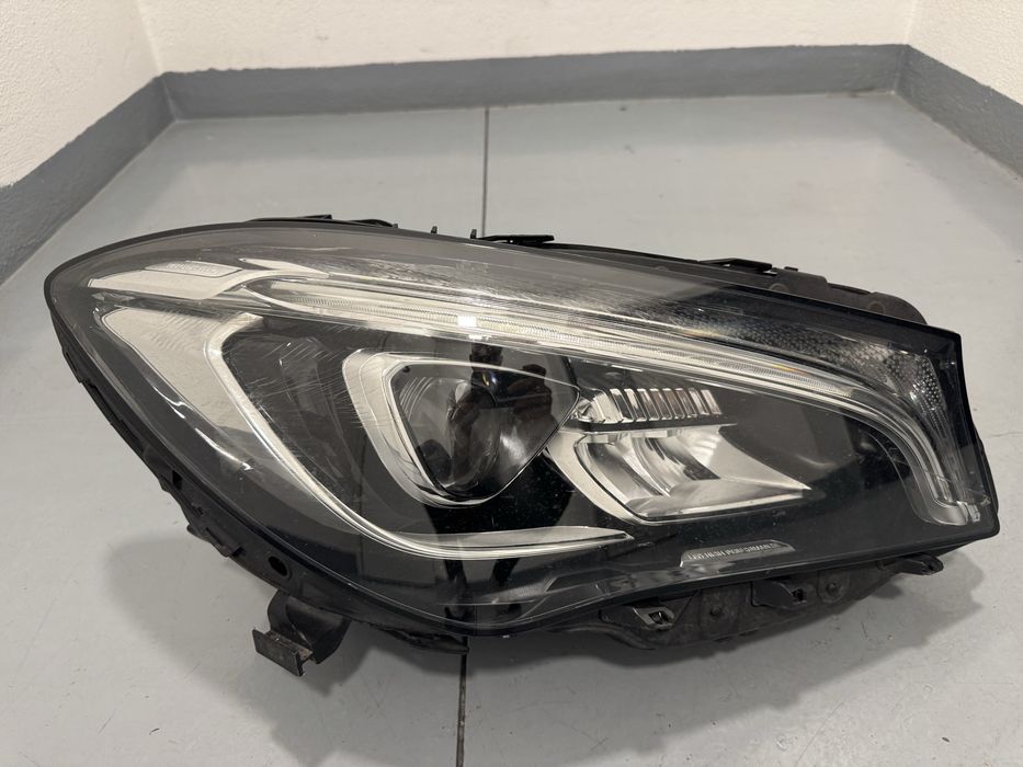 Farol direto Mercedes CLA