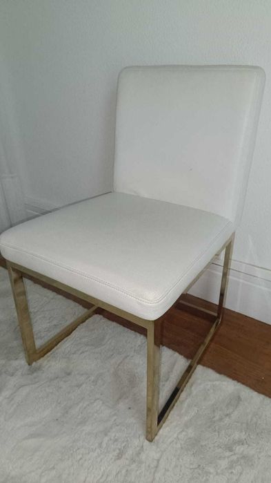 Cadeiras brancas com pés dourados (8 disponíveis)