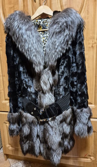 Шуба з натурального хутра (з чорнобурки та песця) з поясом. Розмір М
