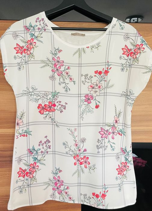 Biała bluzka w kwiatki