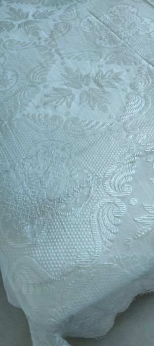Colcha grande de seda branca