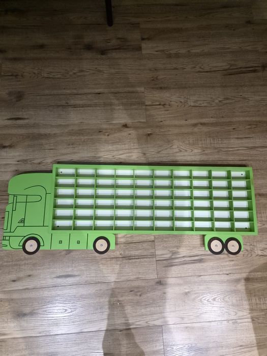 Półka w kształcie ciężarówki z miejscami na kolekcję Hot Wheels.