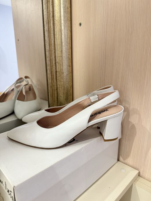 Жіночі білі туфлі з відкритою пʼятою