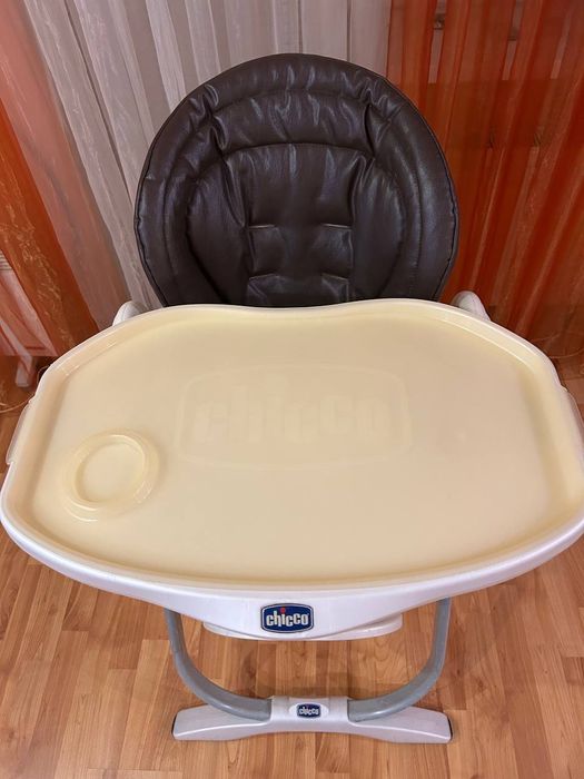 Продам дитячій столик для годування.