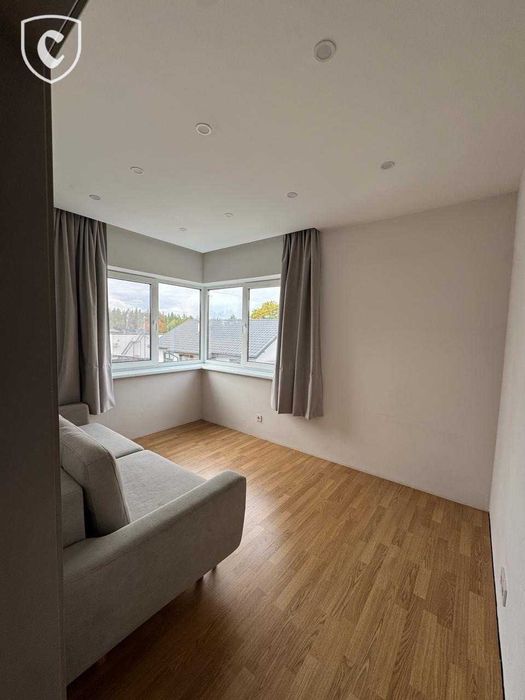 Сучасний будинок 175 м² з терасою та каміном у сосновому лісі.