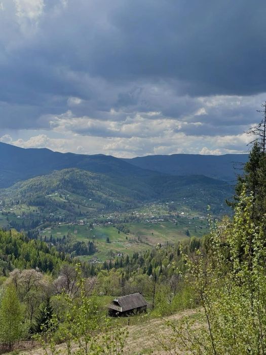 Продаж земельної ділянки з будинком в горах..