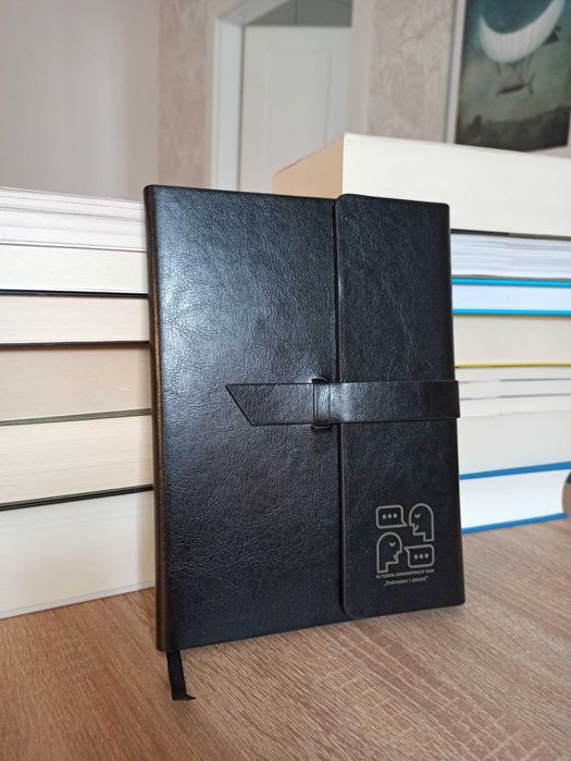 Elegancki notes oprawiony ekoskórą, z długopisem