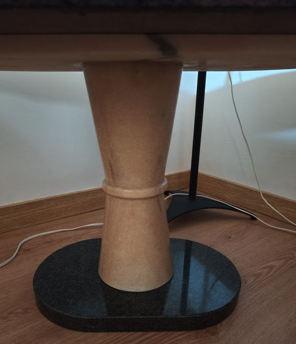 Mesa de apoio em mármore e granito