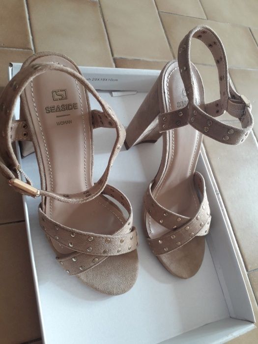 Sandálias novas de mulher