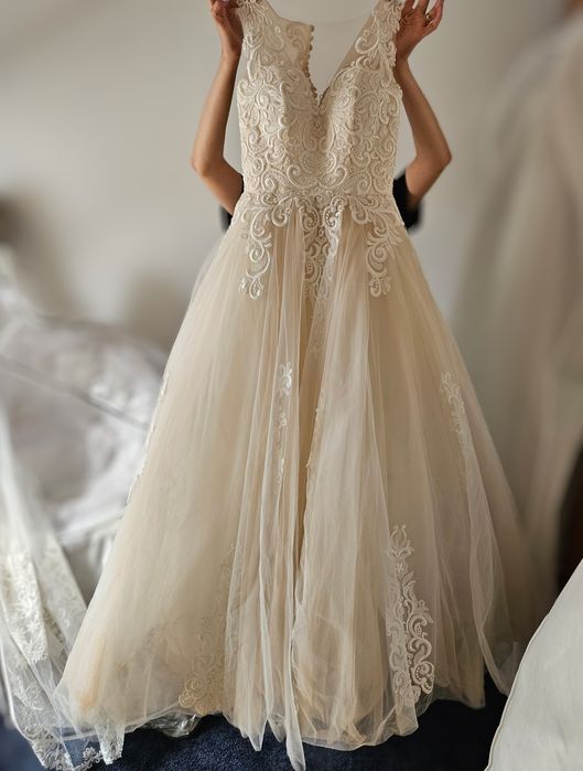 Przepiękna suknia slubna w kolorze szampańskim księżniczka