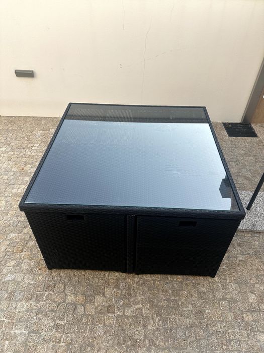 Mesa Exterior com Cadeiras e Bancos