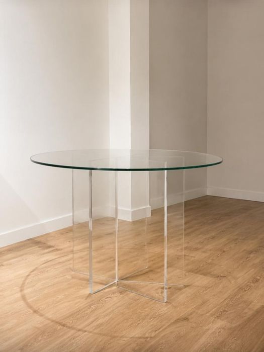 Mesa de vidro com pés em acrílico