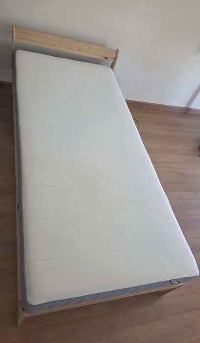 Cama com estrado e colchão – como nova!