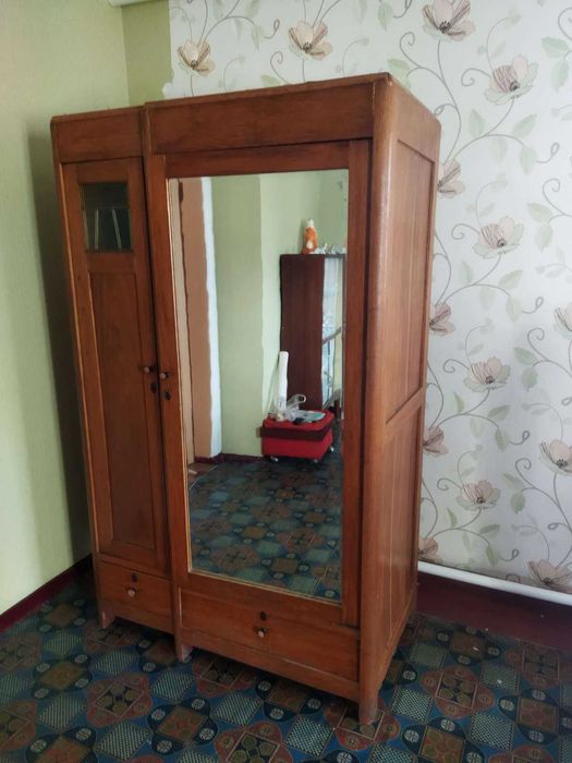 Вінтажна шафа з зеркалом часів СРСР