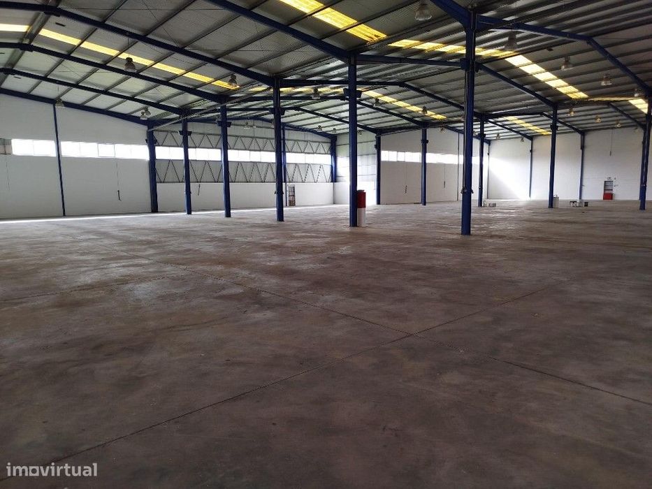 Armazém para arrendar no Porto Alto