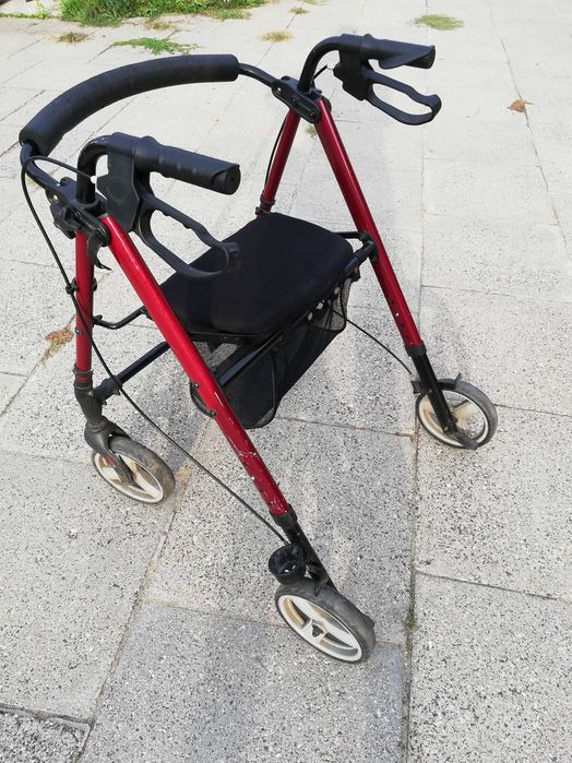 Chodzik z siedziskiem i siatką na zakupy