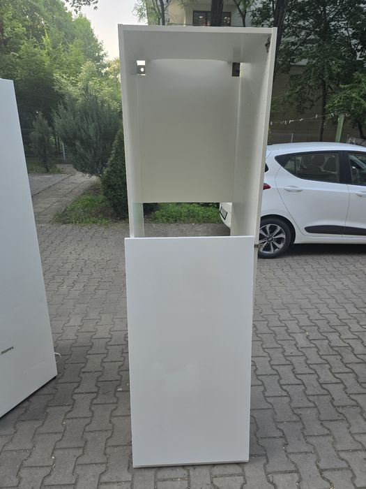 Lodówka Ikea Köldgrader do zabudowy razem z szafką, białe fronty.