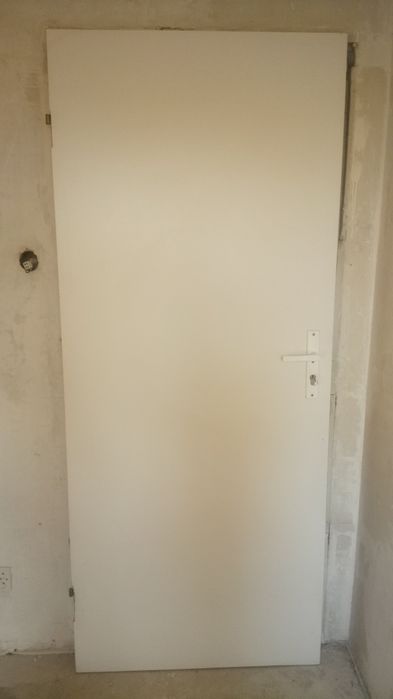 Białe drzwi wewnętrzne lewe