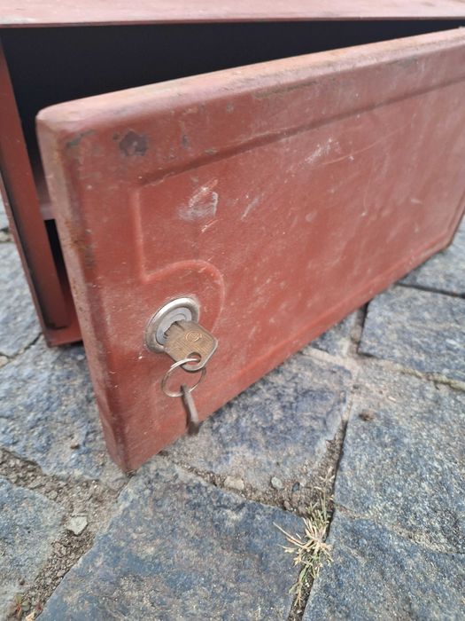 Металлический сейф с ключами