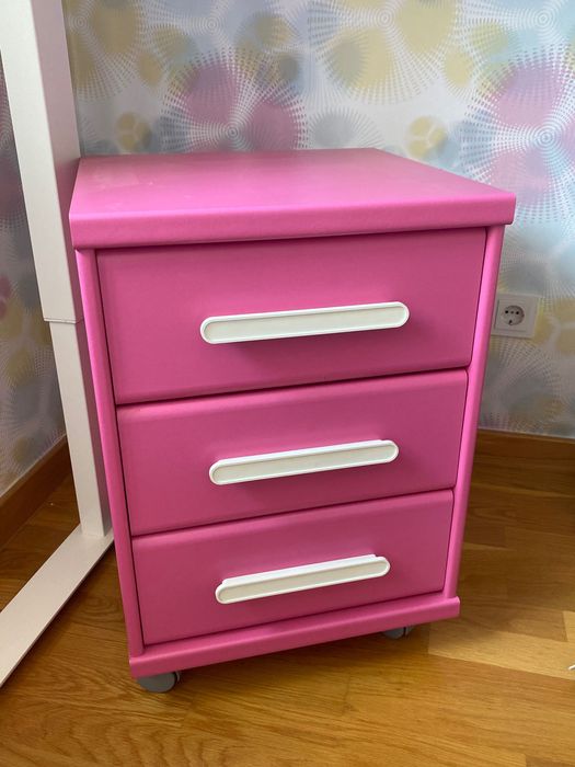 Cómoda gavetas com rodas cor de rosa