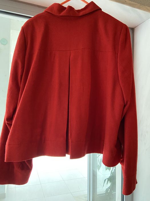 Casaco curto vermelho