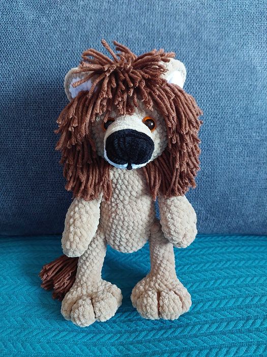 В'язаний Лев у комбінезоні (амігурумі)
