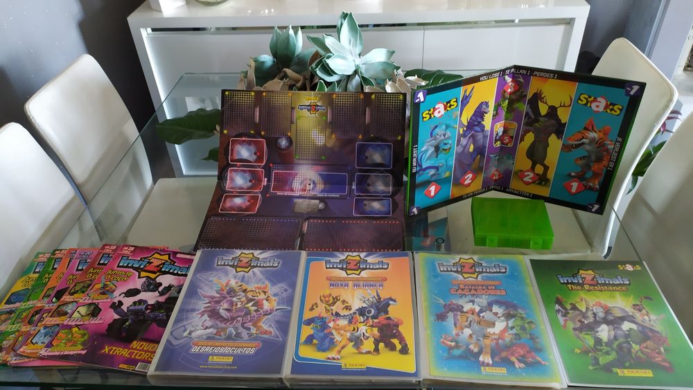 Lote INVIZIMALS 4 cadernetas +caixa arqui. + 2 tabuleiros+ 6 revistas