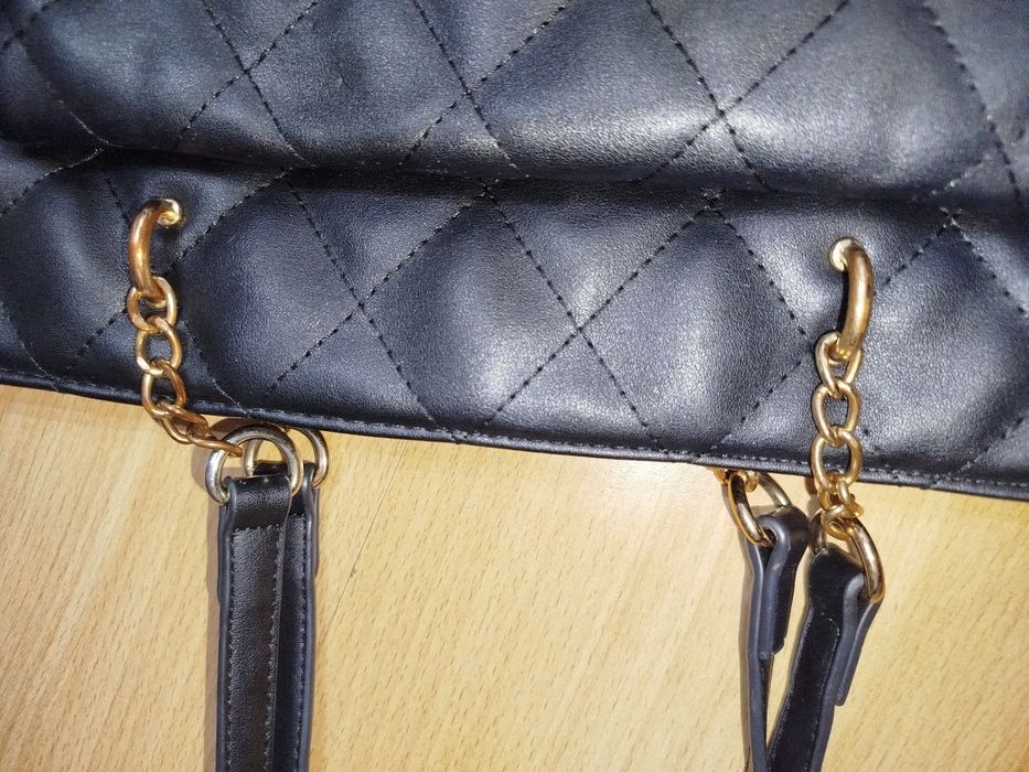 Czarna pikowana torebka typu shopper