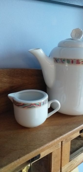 Piękny porcelanowy dzbanek